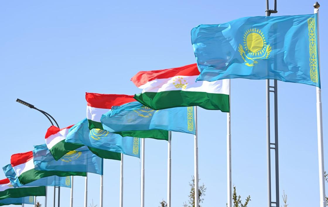 Флаги Казахстана и Таджикистана