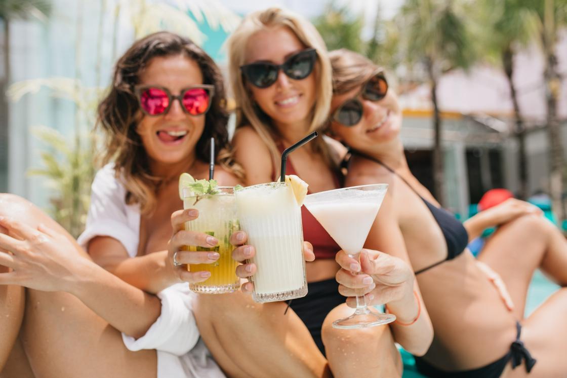 Девушки пьют летние коктейли