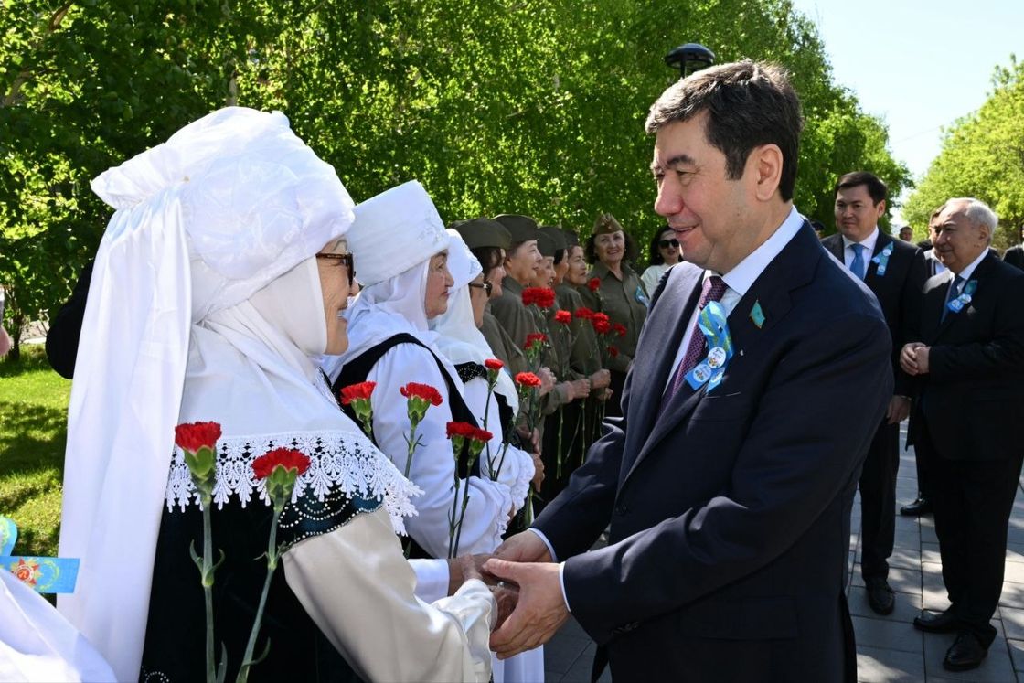 Возложение цветов к памятнику дважды Герою Советского Союза Талгату Бигельдинову