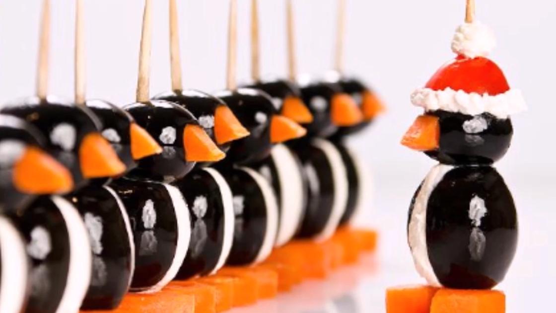 Канапе на шпажке в форме пингвина из оливок, сыра, моркови и помидора черри