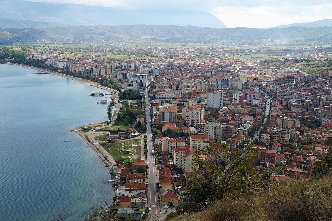Вид с высоты на город Поградец в Албании