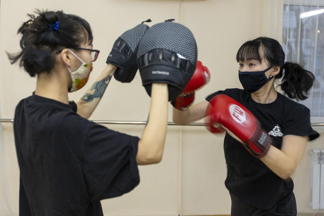 На тренировках девушки учатся элементам бокса