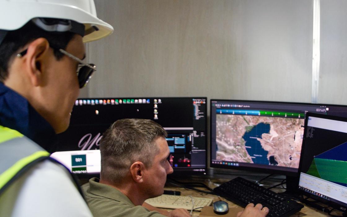 Люди смотрят карту