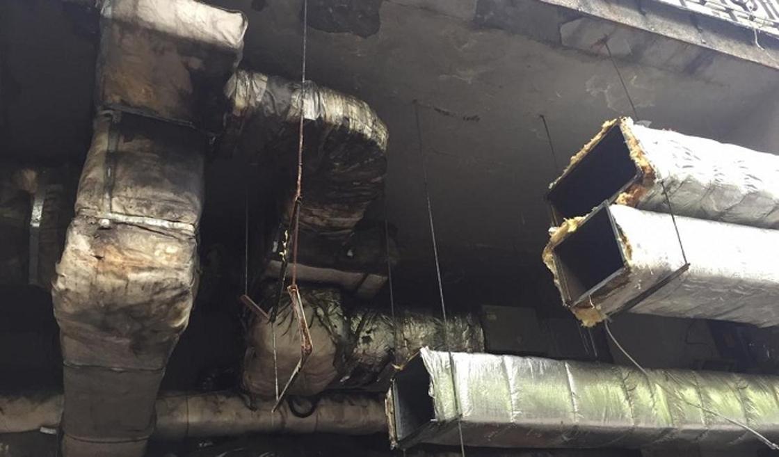 «Хорошо, что никого не грохнуло»: В баре в центре Алматы обвалились вентиляционные трубы