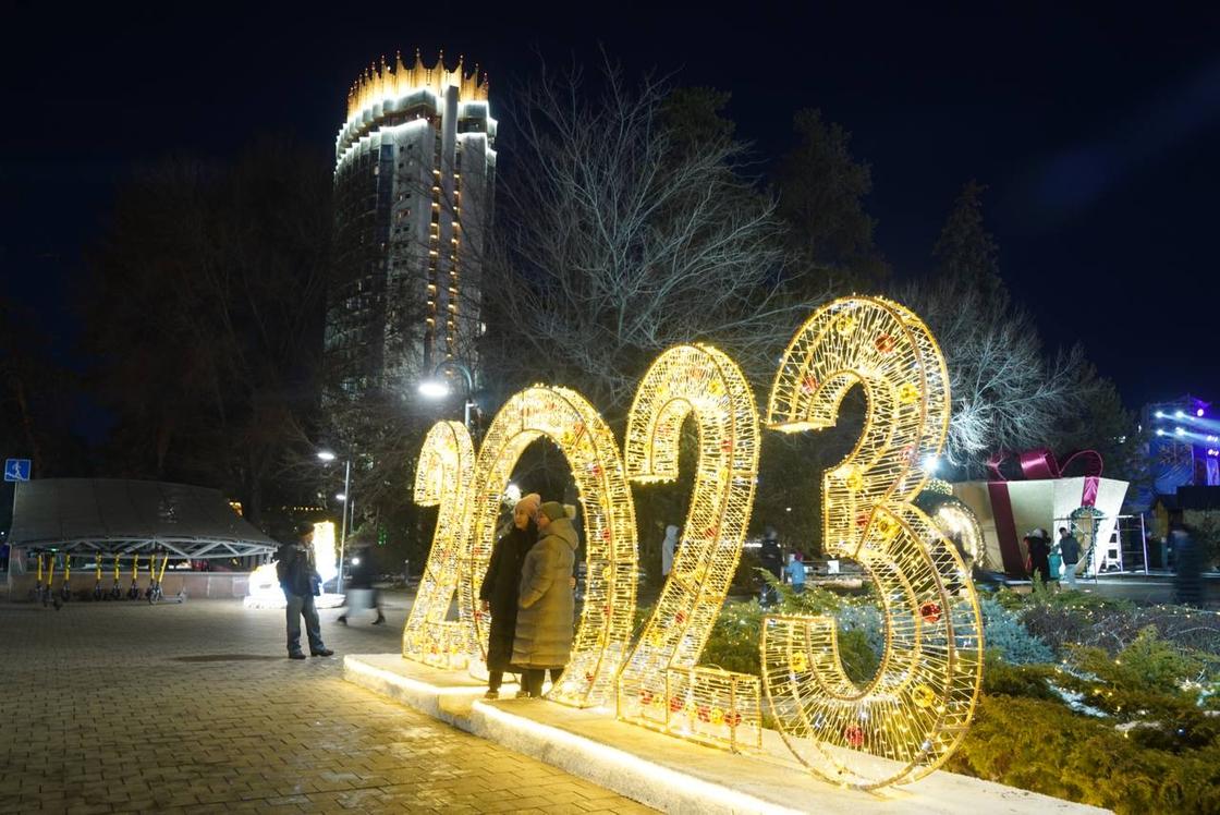Новогодняя инсталляция в Алматы