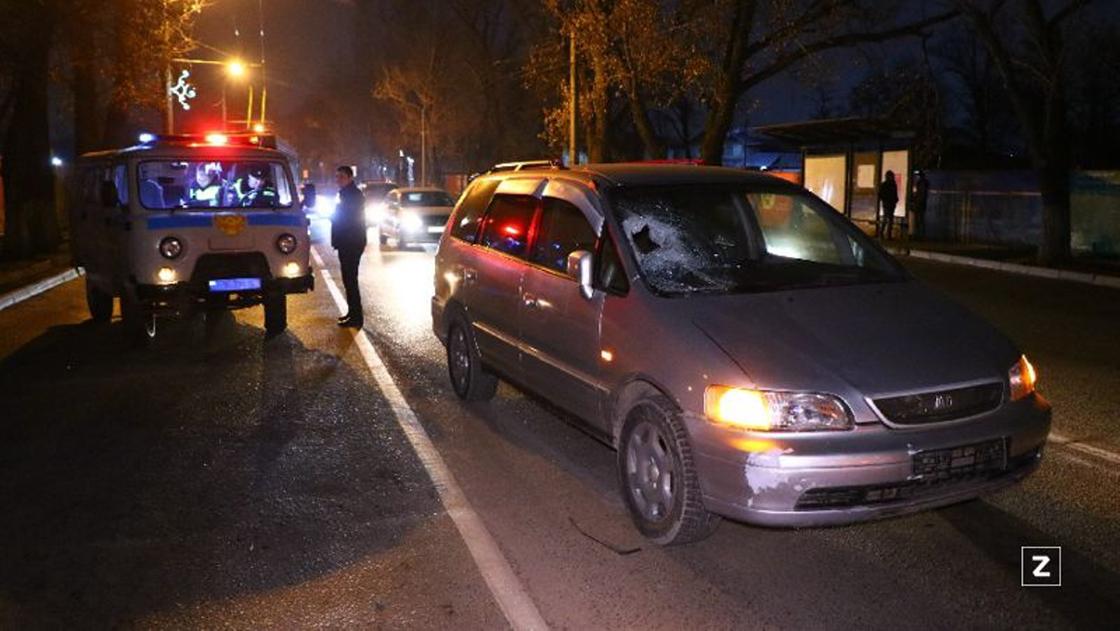 Поврежденный в результате ДТП автомобиль и полицейское авто стоят на дороге