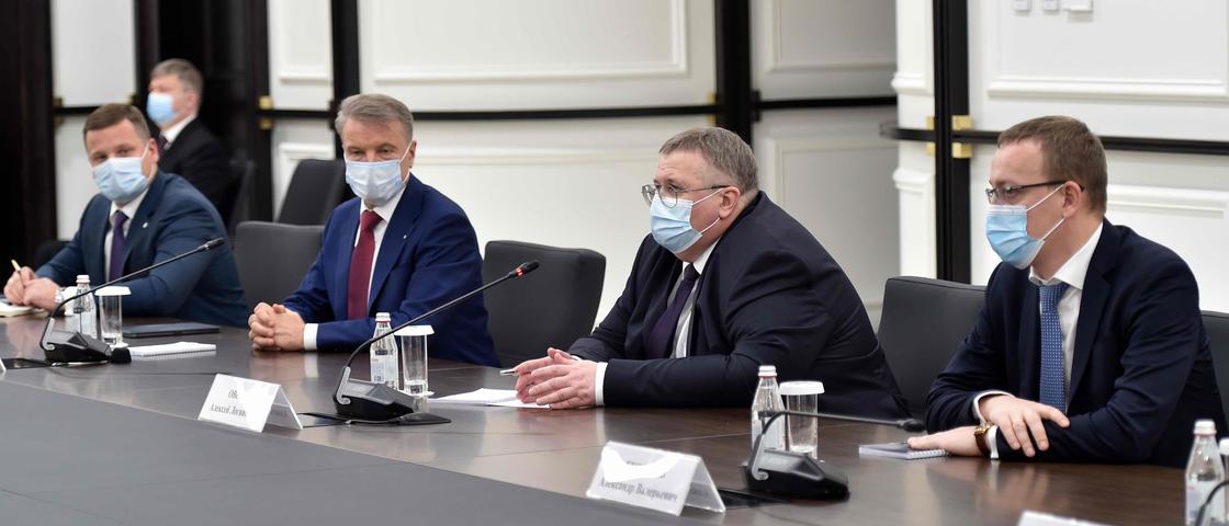 Гости сидят за столом Гости сидят за столом
