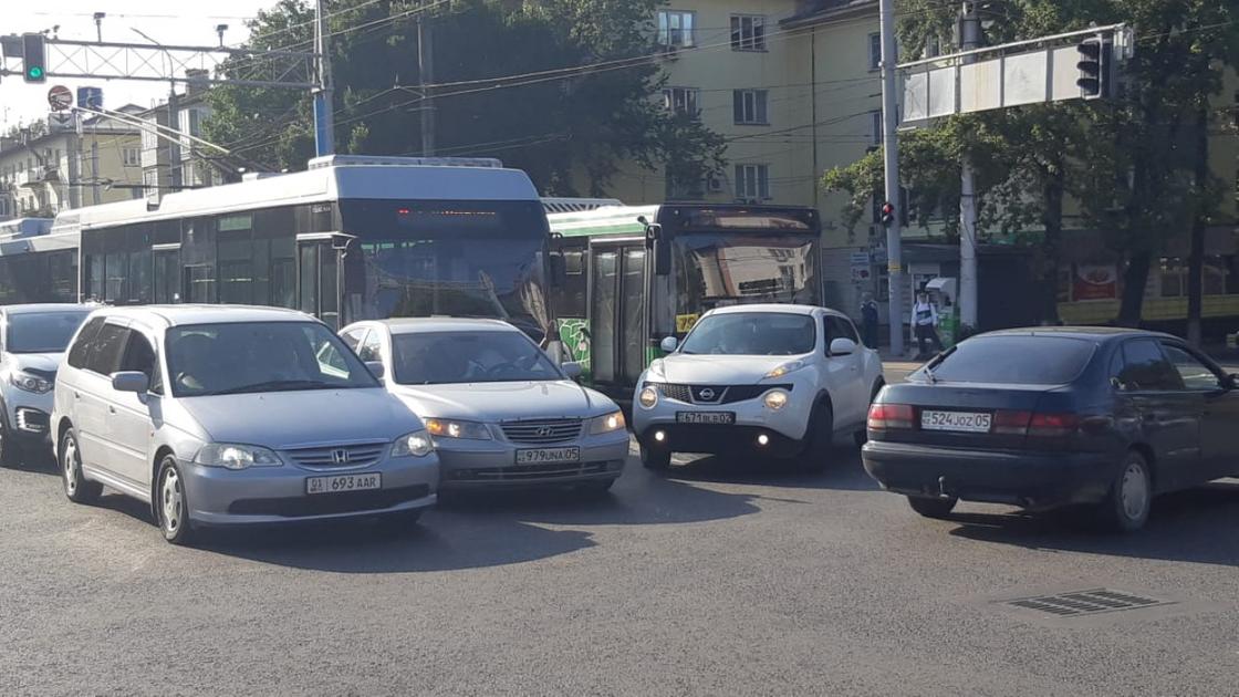Транспортный коллапс на улице Тимирязева в Алматы Транспортный коллапс на улице Тимирязева в Алматы