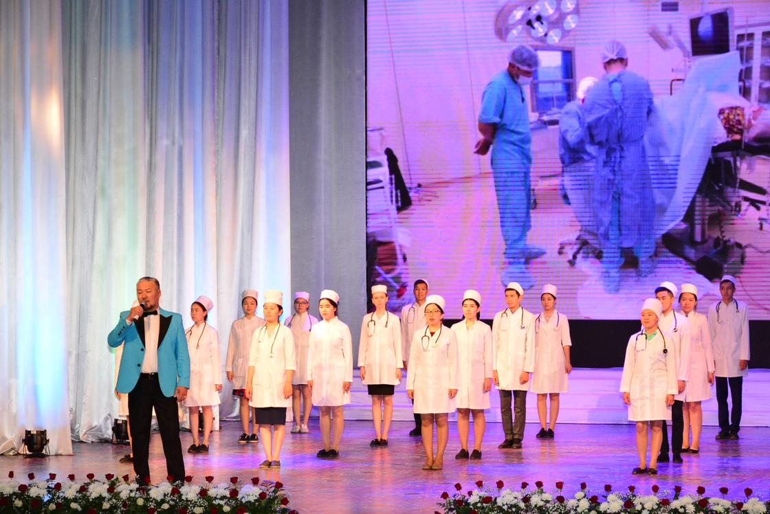 Медицинским работникам Акмолинской области вручены награды, машины скорой помощи и жилищные сертификаты