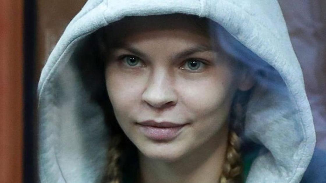 Настю Рыбку и ее секс-тренера Алекса Лесли отпустили из полиции