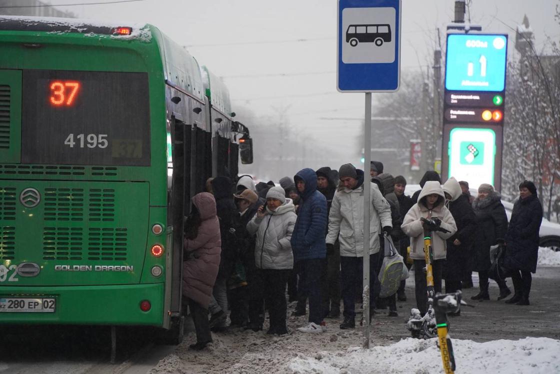 Люди на остановке