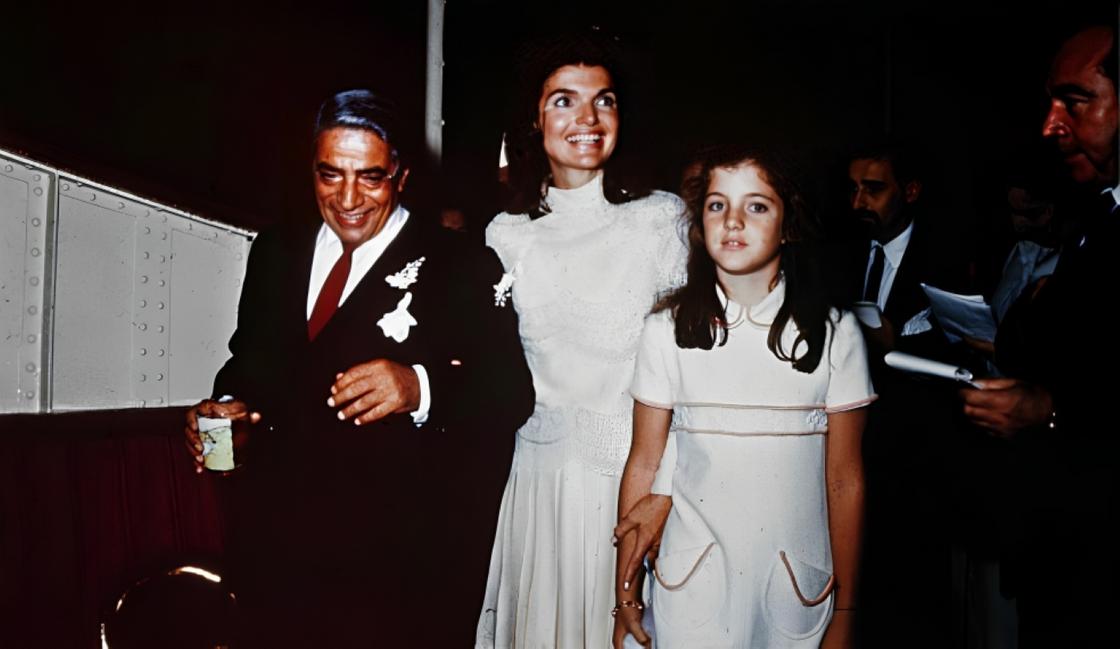 Аристотель Онассис и Джекки Кеннеди с дочерью Кэролайн