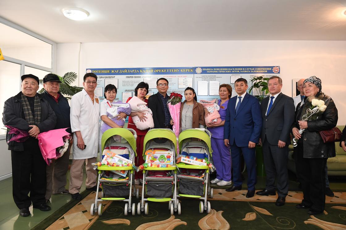 В Талдыкоргане счастливым родителям тройни подарили квартиру