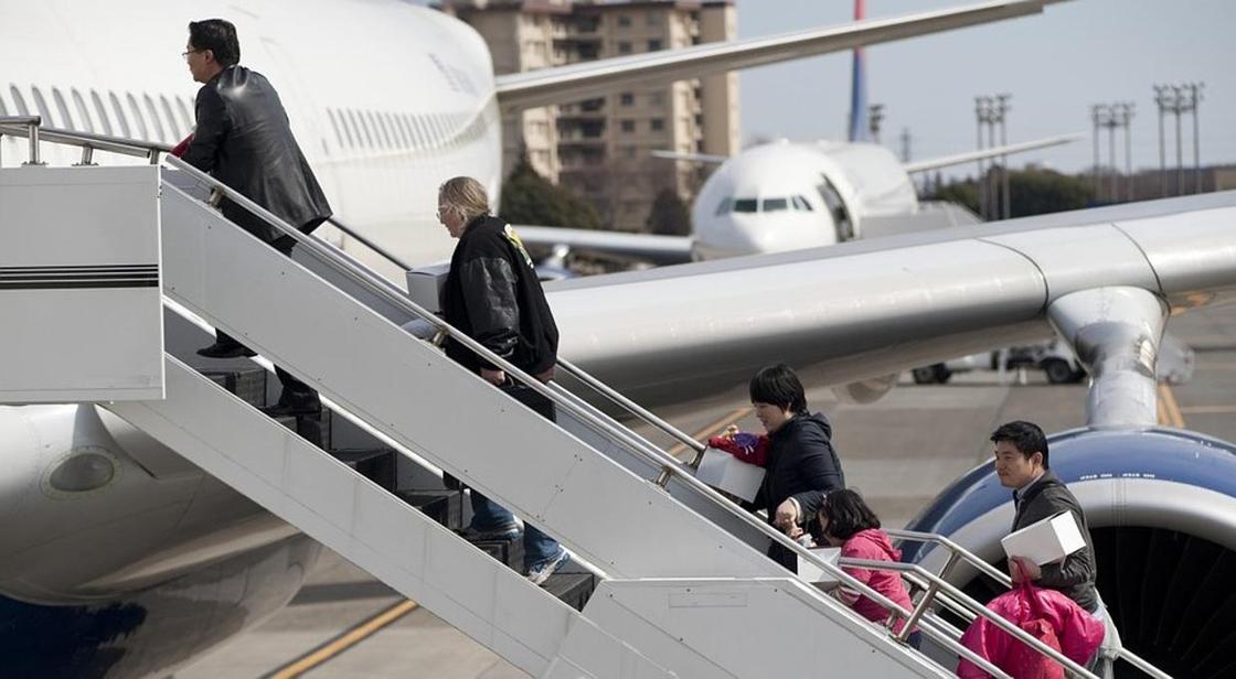Авиакомпаниям предложили взвешивать пассажиров перед полетом