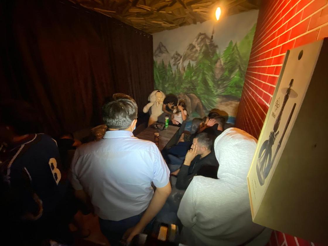 Владелец ресторана прятал гостей в VIP-кабинках от проверяющих в Таразе (видео)