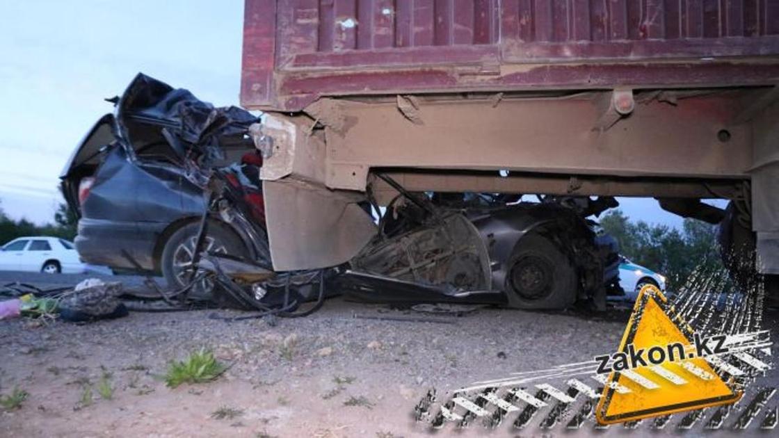 Два человека погибли в аварии с грузовиком-длинномером на трассе Алматы - Нур-Султан (фото)