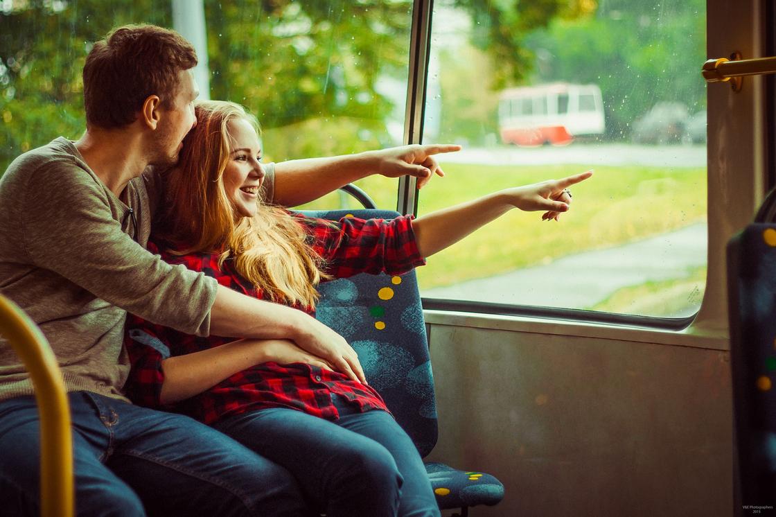 Парень обнимает девушку в автобусе