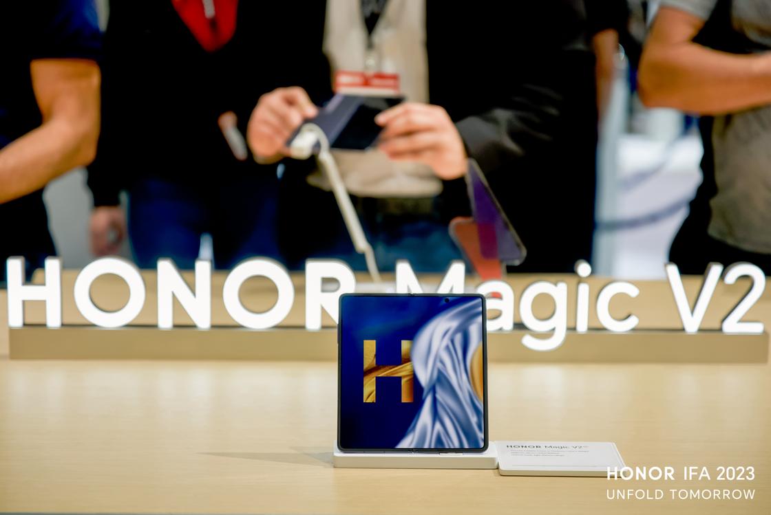 Презентация складного смартфона HONOR Magic V2 на выставке IFA 2023