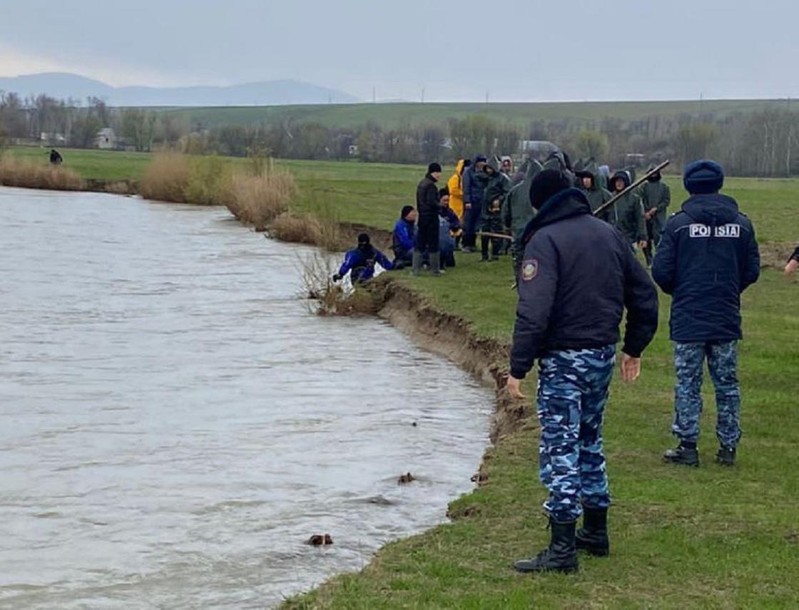 Полицейские и спасатели на берегу реки Арысь