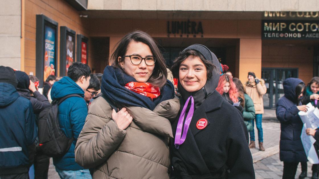 "Цветы - клумбам, права - женщинам": феминистки прошли по улицам Алматы (фото, видео)