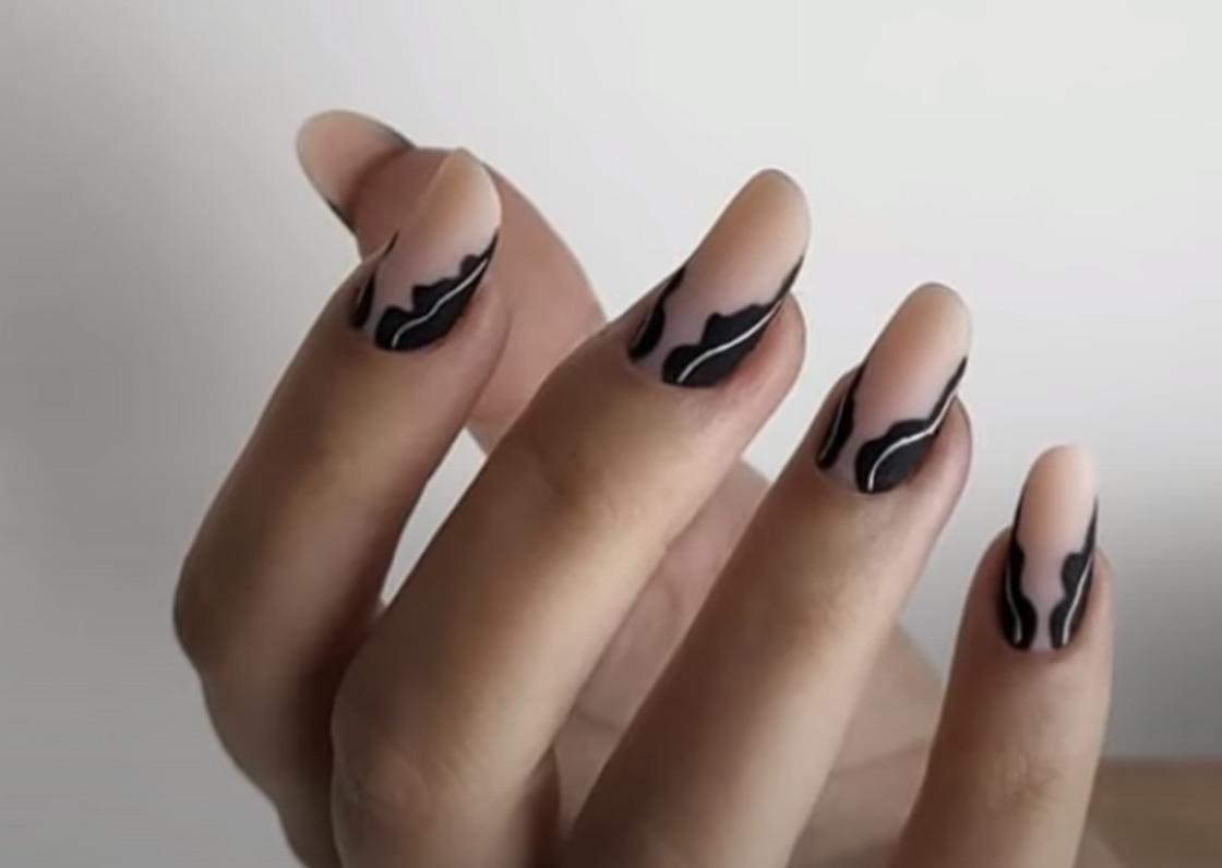 Дизайн с нюдовым и черным лаком на овальных ногтях средней длины