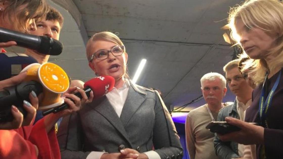 Первые экзитполы выборов президента Украины: во второй тур выходят Зеленский и Порошенко