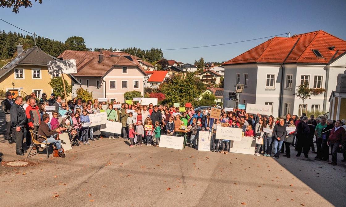 СМИ: Целый город в Австрии вышел на митинг против депортации семьи из Казахстана (фото)