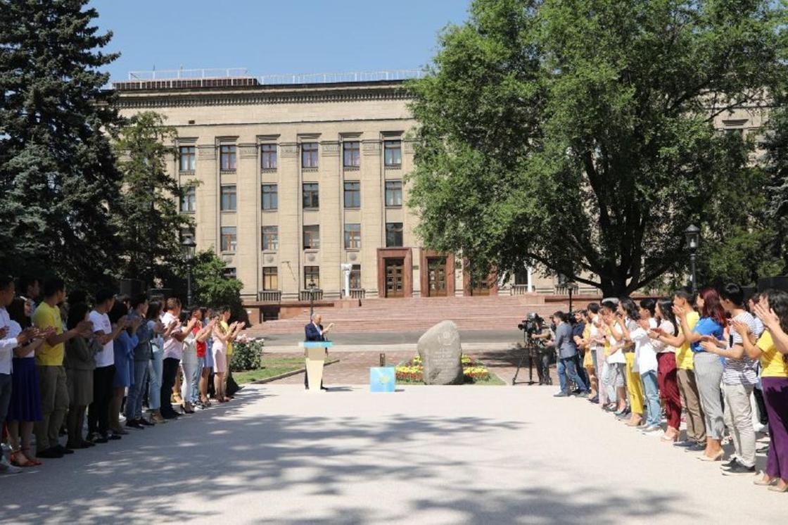 Нұрсұлтан Назарбаев Алматыда уақыт капсуласын салды (фото)