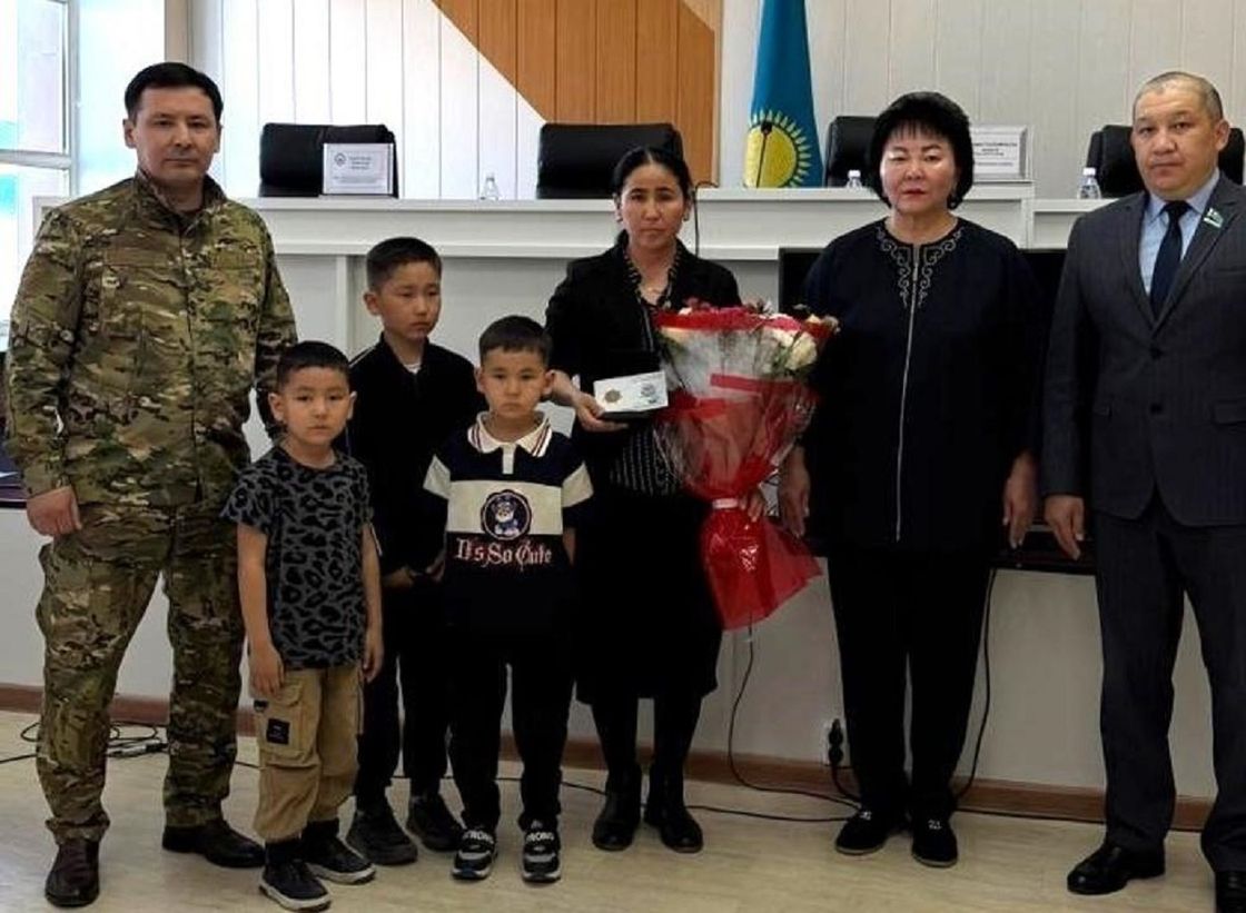Вручение награды семье Нурахмета Кымбата
