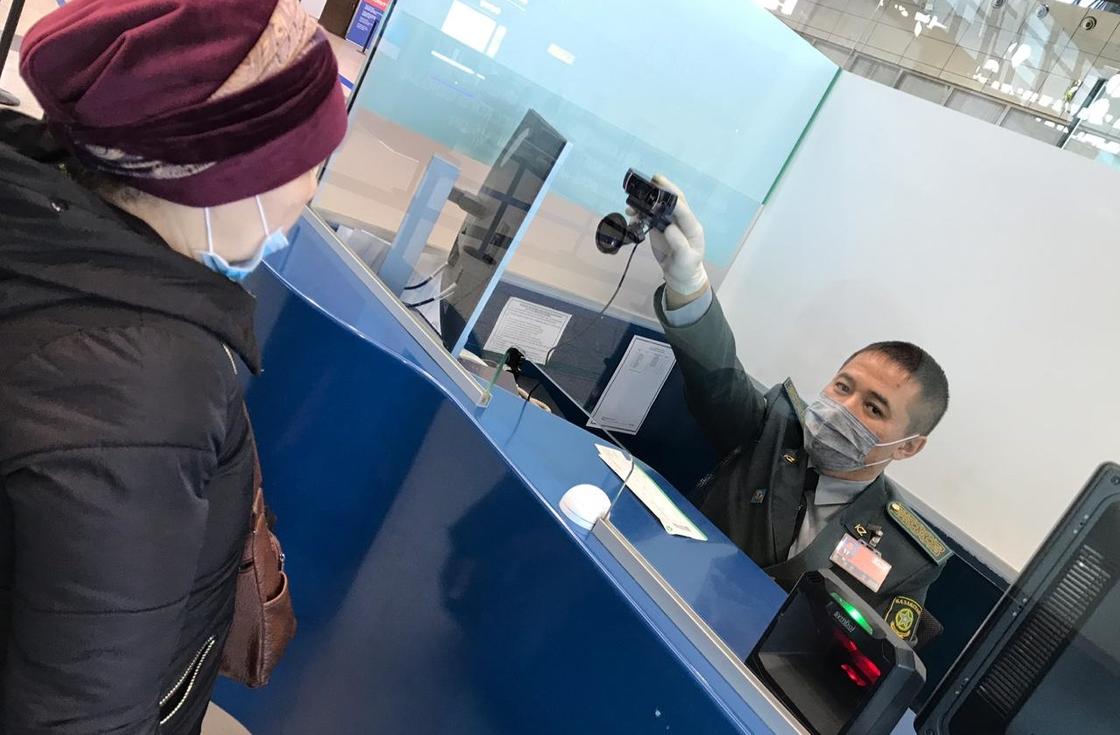 Пограничники работают в масках и перчатках в аэропорту Алматы (фото)