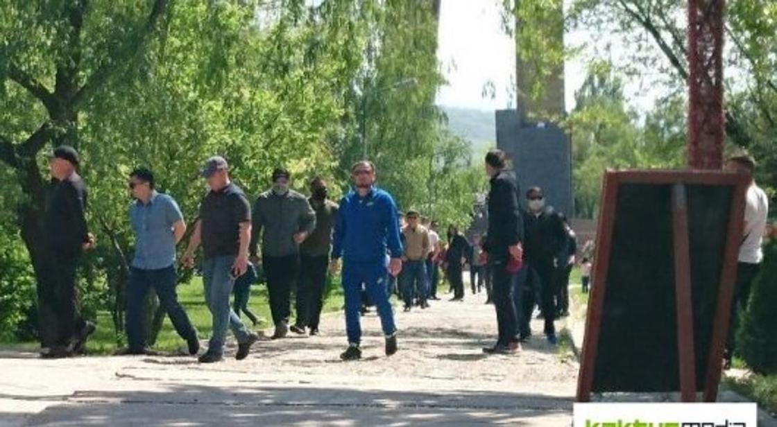 "Где здесь бить геев?": на членов нетрадиционного движения напали в Бишкеке (фото, видео)