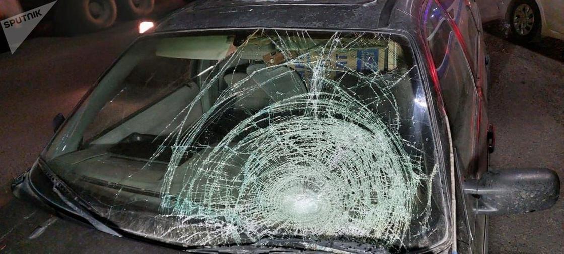 Автомобиль с разбитым стеклом стоит на дороге Автомобиль с разбитым стеклом стоит на дороге