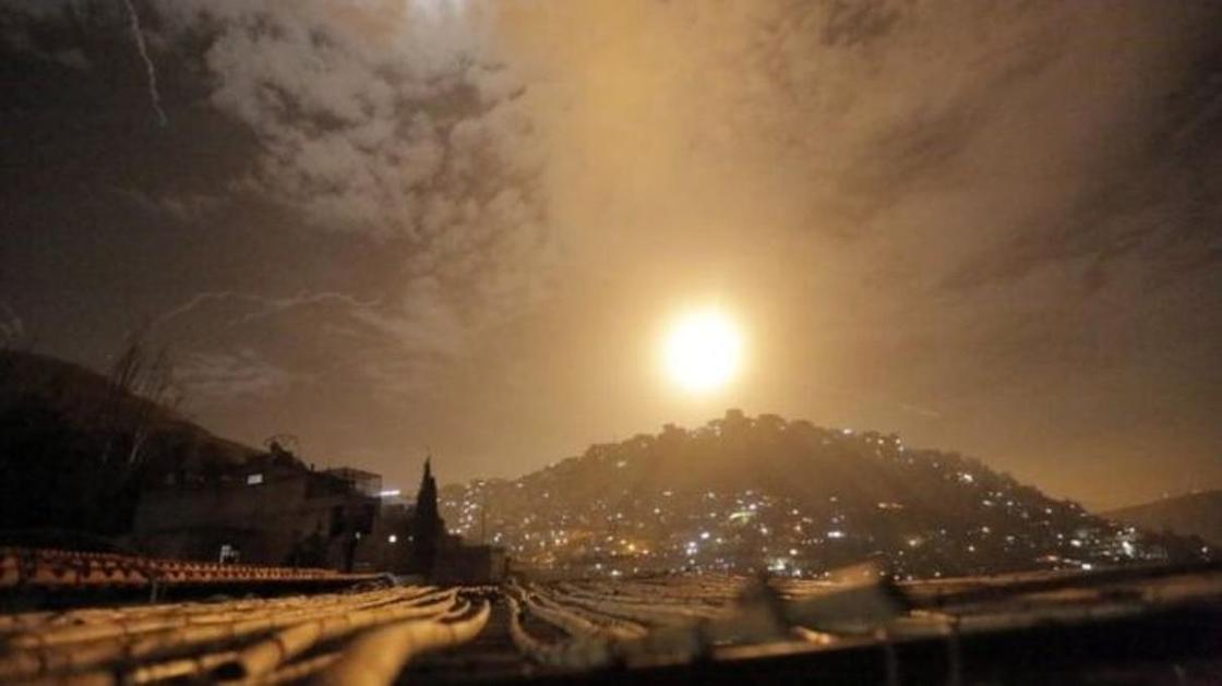 Израиль нанес удары по иранским объектам в Сирии. Погибли 11 человек