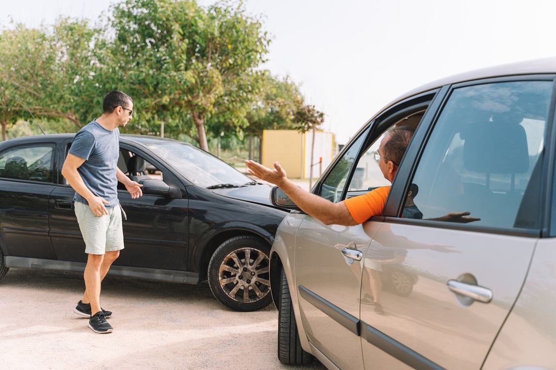 Автомобилисты спорят за парковочное место