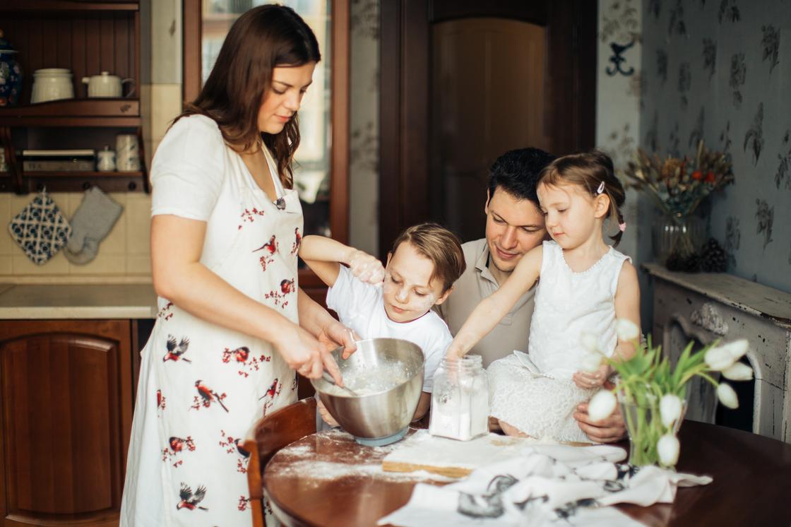 Семья с детьми готовит