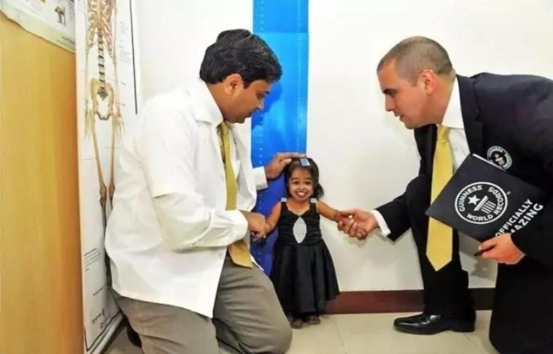 Маленьких лилипутиков. Джиоти Амге рекорд Гиннесса. Джиоти Амджи самая маленькая девушка в мире. Джиоти Амге рост. Джиоти Амге свадьба.