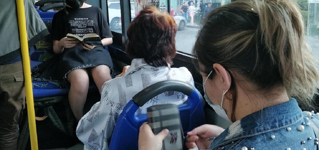 Школьник поймал вора-карманника в автобусе в Алматы