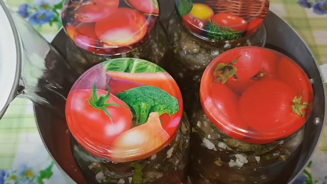 Банки с баклажанами стоят в кастрюле с водой Банки с баклажанами стоят в кастрюле с водой