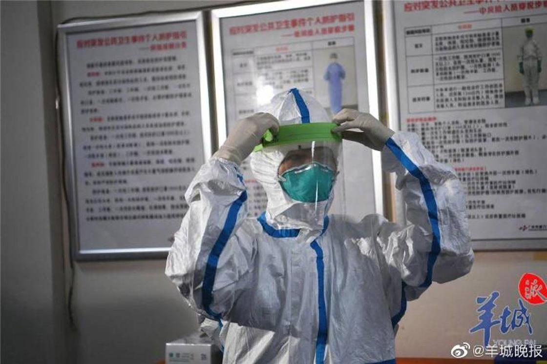 Как работают медики в охваченном эпидемией Ухане (фото)