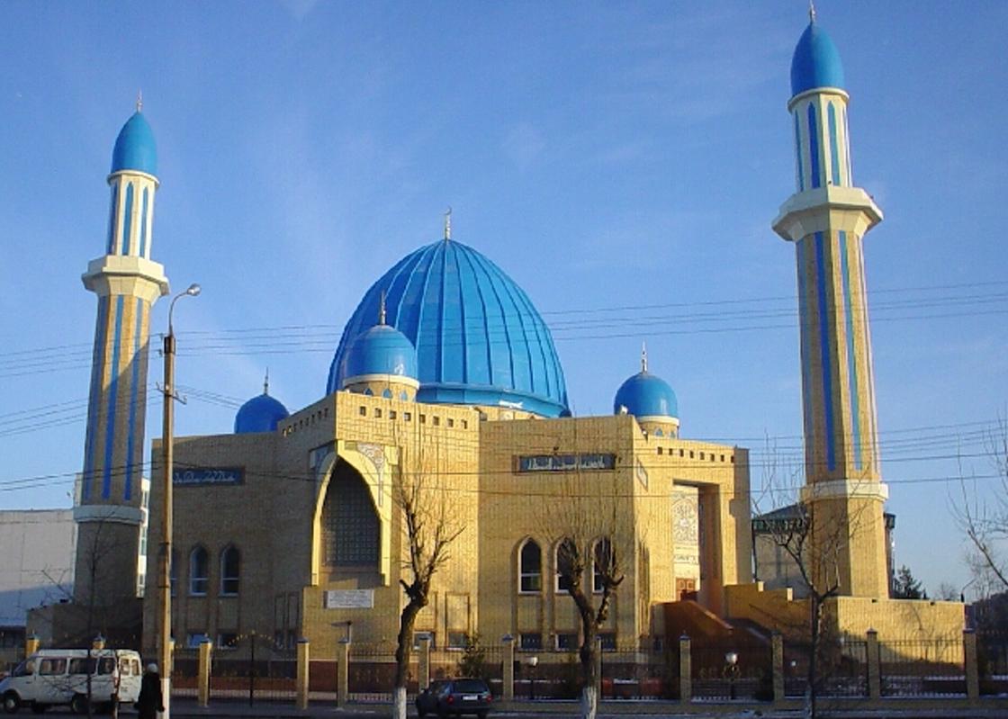 Мечеть с голубым куполом и минаретами