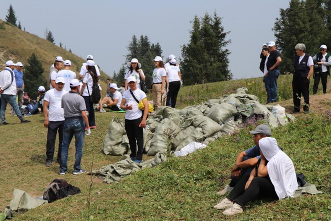 1500 человек и 6 тонн мусора: как алматинцы убрались на Кок-Жайляу (фото)