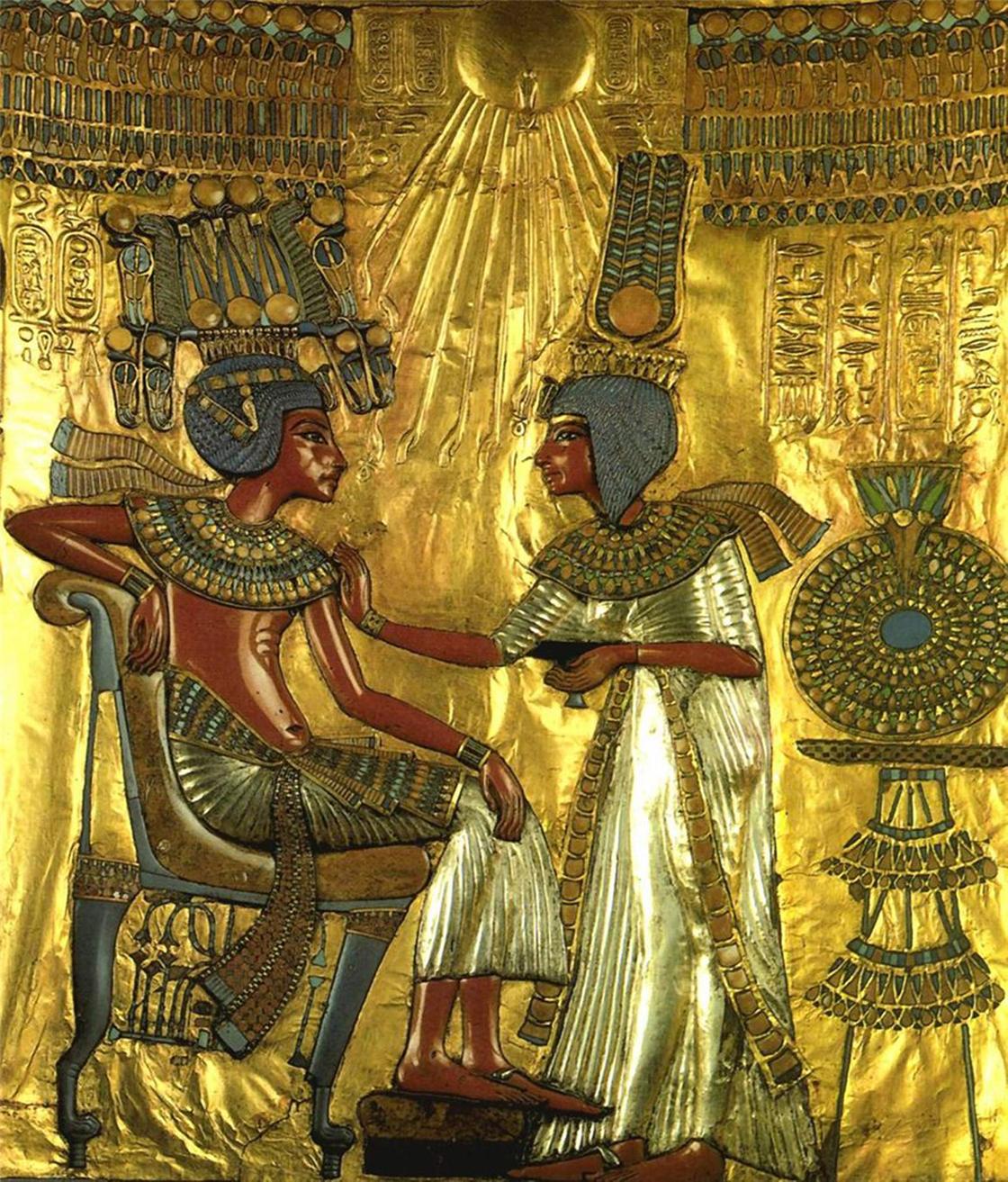 Бог Атон над царственной четой Тутанхамона и Анхесенамон