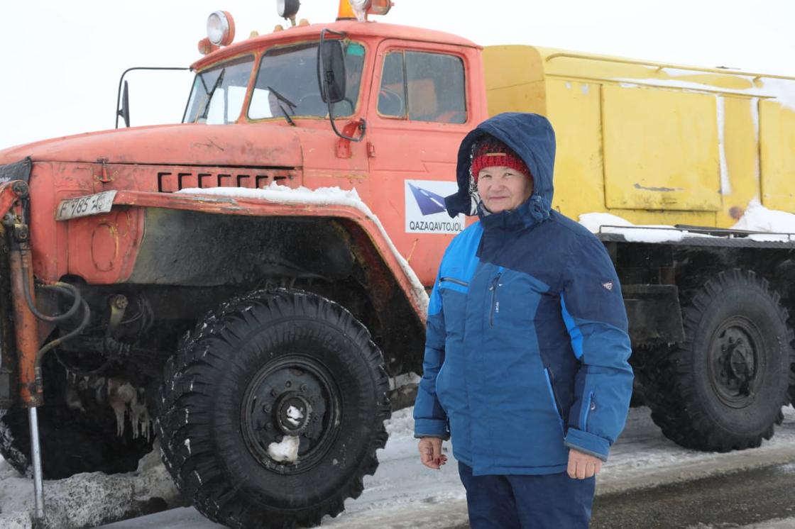 Схватки и замерзающие на трассе люди: из каких передряг вытаскивали казахстанцев дорожницы