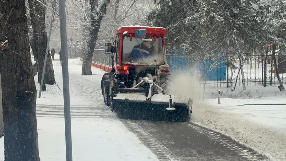 Уборка снега в Алматы