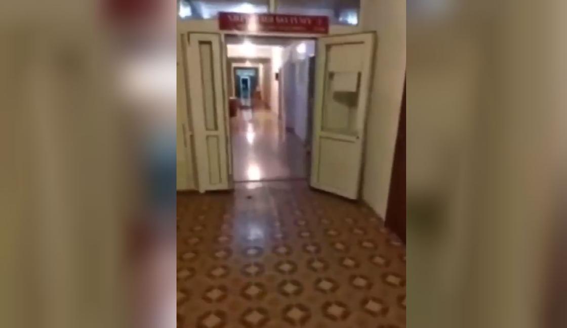 "Без врачей и медсестер": пользователи сняли пустые коридоры в больнице в Кыргызстане (видео) "Без врачей и медсестер": пользователи сняли пустые коридоры в больнице в Кыргызстане (видео)