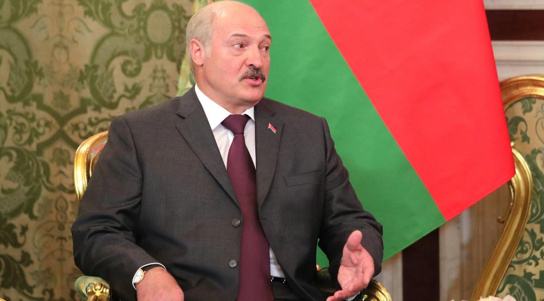 Лукашенко посоветовал бороться с коронавирусом водкой и сауной