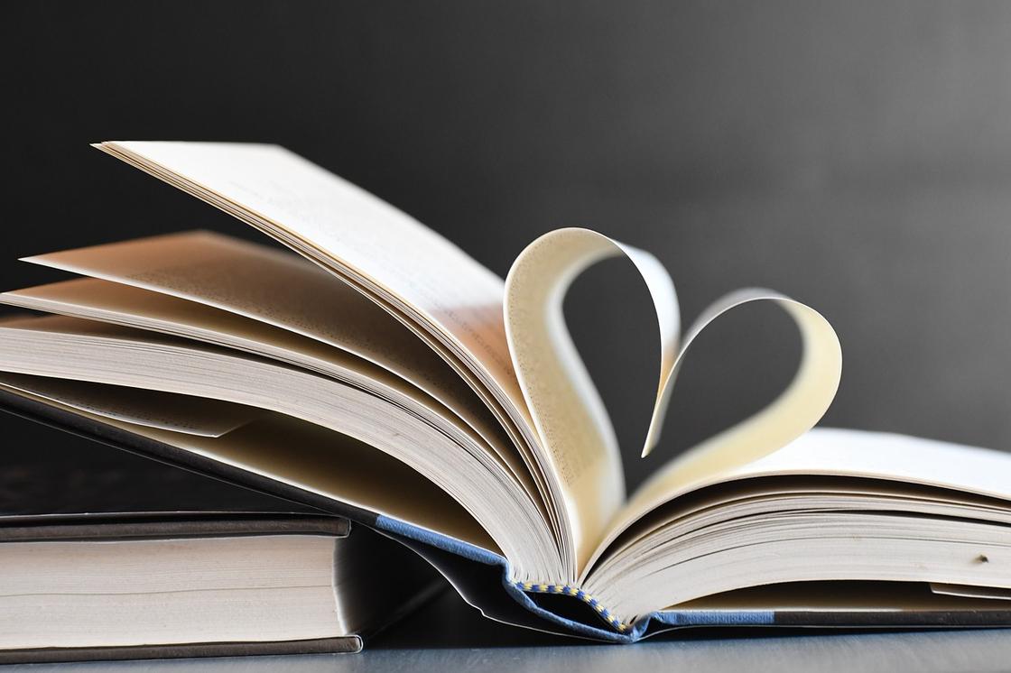 Книга с раскрытыми в виде сердца страницами Книга с раскрытыми в виде сердца страницами