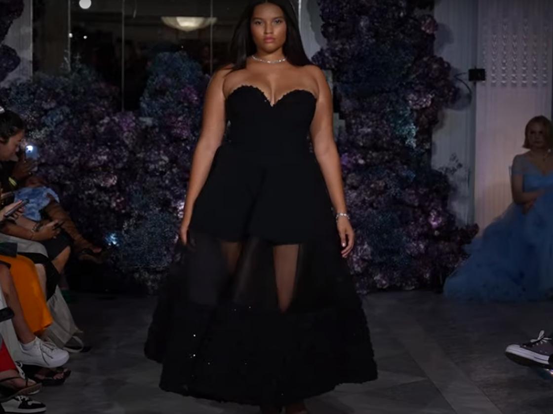 Модель Plus size демонстрирует вечернее платье с прозрачной вставкой на пышной юбке  Christian Siriano