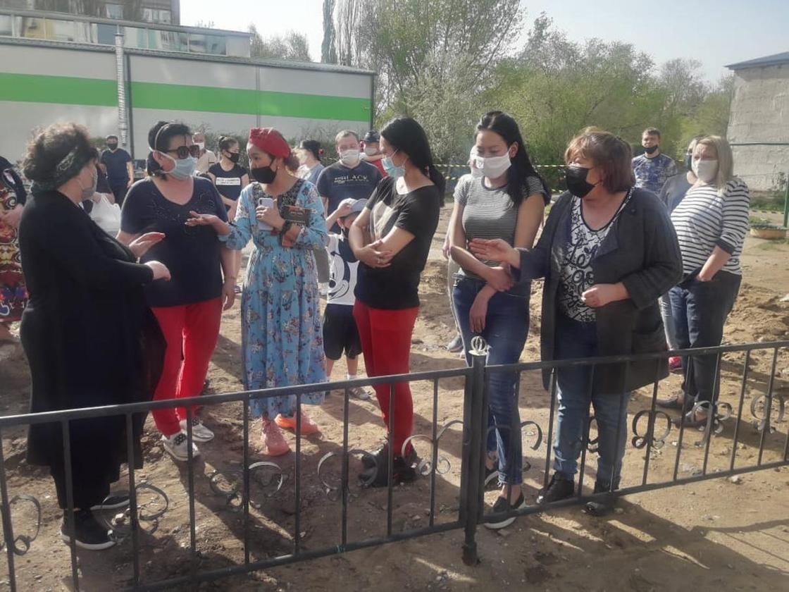 "Я объявляю голодовку": жители карантинной многоэтажки требуют освободить их в Павлодаре