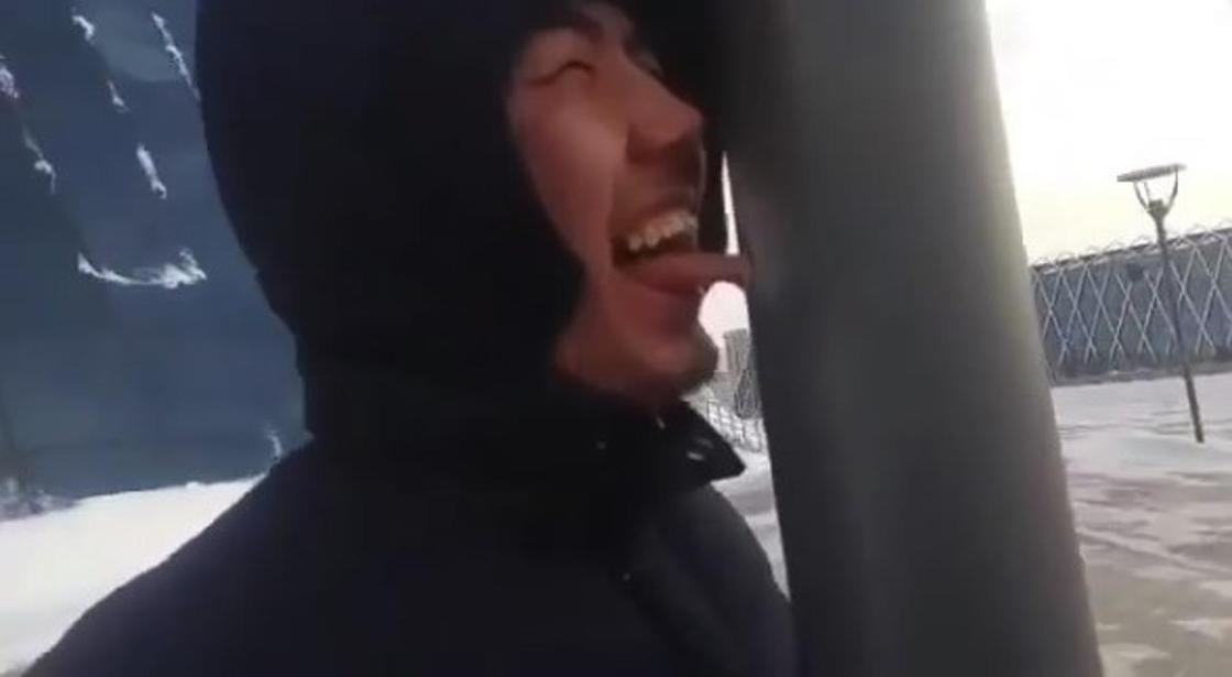 "Вот типок!": житель Астаны в мороз лизнул фонарный столб и прилип (видео)